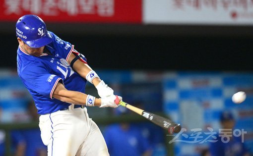 4일 부산 사직야구장에서 ‘2019 신한은행 MY CAR KBO리그’ 삼성 라이온즈와 롯데 자이언츠의 경기가 열렸다. 5회초 2사 2루 삼성 강민호가 1타점 좌전 안타를 치고 있다. 사직|김종원 기자 won@donga.com