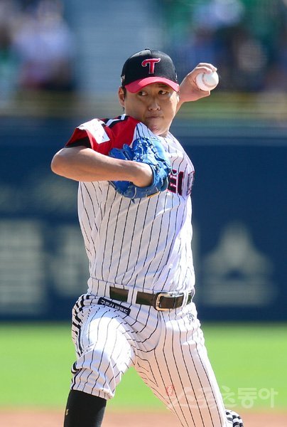 15일 서울잠실야구장에서 ‘2019 신한은행 MY CAR KBO리그’ 두산 베어스와 LG 트윈스의 경기가 열렸다. 선발 투수로 등판한 LG 차우찬이 역투하고 있다. 잠실|김종원 기자 won@donga.com