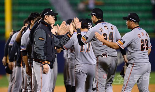 23일 서울 잠실야구장에서 열린 ‘2019 신한은행 MY CAR KBO리그’ 한화 이글스와 LG 트윈스의 경기에서 한화가 9-1 대승을 거두며 4연승을 질주했다. 경기 후 한화 선수들이 기쁨을 나누고 있다. 잠실｜김진환 기자 kwangshin00@donga.com