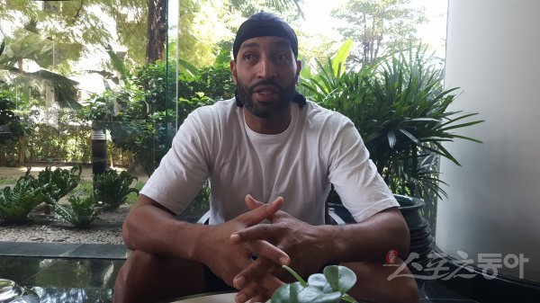 울산 현대모비스 아이라 클라크가 24일 태국 방콕 센추리파크 호텔에서 스포츠동아와 만나 인터뷰를 진행하고 있다. 이날 갑작스레 세상을 떠난 옛 동료 안드레 에밋을 떠올리며 침통한 표정을 짓고 있는 클라크. 방콕(태국)|고봉준 기자 shutout@donga.com