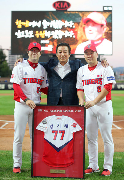 김기태 전 KIA 감독(가운데). 사진제공|스포츠코리아