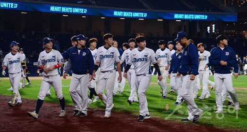 24일 경남 창원NC파크에서 ‘2019 신한은행 MY CAR KBO리그’ NC 다이노스와 두산 베어스의 경기가 열렸다. NC가 연장전 끝에 두산과 7-7 무승부를 기록한 뒤 선수들이 더그아웃으로 향하고 있다. NC는 남은 경기 상관없이 와일드카드 결정전에 진출했다. 창원｜김민성 기자 marineboy@donga.com