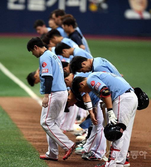 15년 만의 꼴찌다. 올 시즌 롯데 자이언츠의 몰락은 ‘인재’의 성격이 짙다. 준비도 부족했고, 시즌 내내 외풍도 거셌다. 등 돌린 민심을 어떻게 회복할 수 있을지, ‘꼴데’로 전락한 롯데가 직면한 최대 과제다. 스포츠동아DB