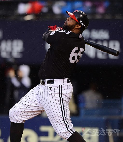 KBO리그 적응을 마친 LG 트윈스 외국인 타자 카를로스 페게로가 연일 장거리 홈런포를 쏘아 올리며 ‘파워 히터’로서의 장점을 과시하고 있다. 일발 장타로 팀의 가을무대 진출에 일조한 그는 “내가 할 수 있는 100%, 최선의 노력을 보여드리고 싶다”고 강조했다. 스포츠동아DB