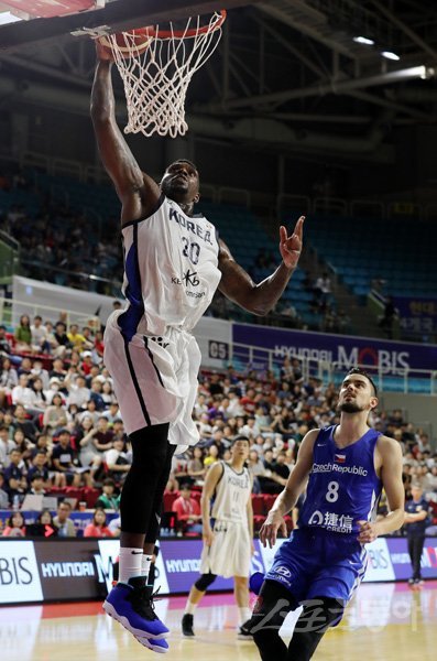 현대모비스 라건아(왼쪽). 스포츠동아DB