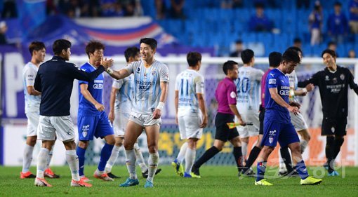 25일 수원월드컵경기장에서 열린 ‘하나원큐 K리그1 2019’ 수원 삼성과 울산 현대의 경기에서 울산 현대가 2-0 승리를 거뒀다. 경기 후 울산 현대 선수들이 기쁨을 나누고 있다. 수원｜김진환 기자 kwangshin00@donga.com