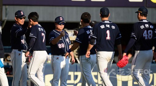 29일 서울 잠실야구장에서 ‘2019 신한은행 MY CAR KBO리그’ 두산 베어스와 LG 트윈스의 경기가 열렸다. 3-0 완승을 거둔 후 두산 김태형 감독이 선수들과 하이파이브를 하고 있다. 잠실|김종원 기자 won@donga.com