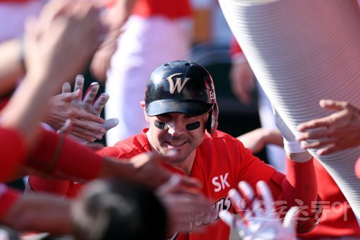 29일 대전 한화생명이글스파크에서 ‘2019 신한은행 MY CAR KBO리그’ 한화 이글스와 SK 와이번스의 경기가 열렸다. 7회초 1사에서 SK 로맥이 좌월 솔로 홈런을 쏘아 올린 뒤 동료들의 환영을 받고 있다. 대전|김민성 기자 marineboy@donga.com