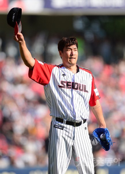 29일 서울 잠실야구장에서 ‘2019 신한은행 MY CAR KBO리그’ 두산 베어스와 LG 트윈스의 경기가 열렸다. 경기 후 은퇴식을 갖는 LG 이동현이 7회초 등판해 두산 박세혁을 삼진 아웃 시킨 후 교체되며 팬들에게 인사하고 있다. 잠실｜김종원 기자 won@donga.com