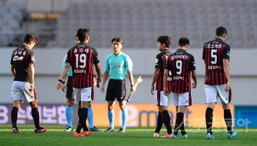 29일 서울월드컵경기장에서 열린 ‘하나원큐 K리그1 2019’ FC서울과 상주 상무의 경기에서 상주가 2-1 역전승 거뒀다. 경기 후 FC서울 선수들이 아쉬워하고 있다. 상암|김진환 기자 kwangshin00@donga.com