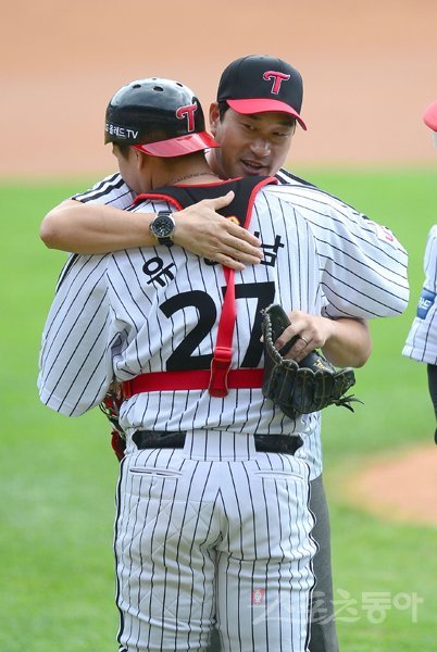 3일 서울 잠실야구장에서 ‘2019 신한은행 MY CAR KBO 포스트시즌’ LG 트윈스와 NC 다이노스의 와일드카드 결정전 1차전이 열렸다. 경기 전 봉중근 해설위원이 시구를 마치고 유강남과 포옹하고 있다. 잠실｜김종원 기자 won@donga.com