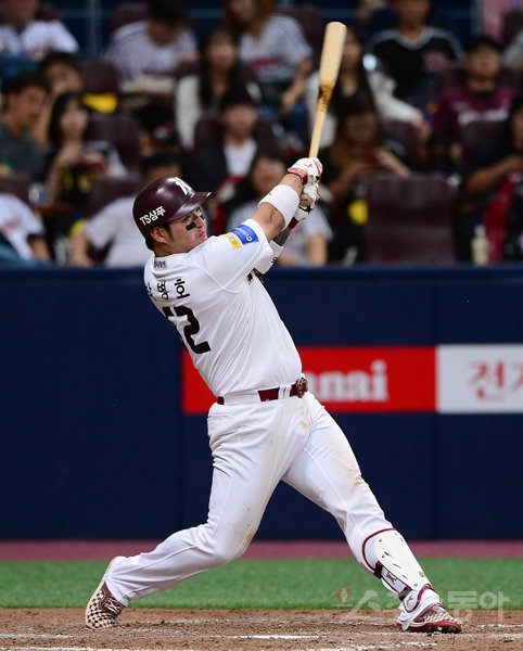 6일 서울 고척스카이돔에서 열린 ‘2019 신한은행 MY CAR KBO 포스트시즌’ LG 트윈스와 키움 히어로즈의 경기에서 키움이 박병호의 끝내기 솔로홈런에 힘입어 1-0 승리를 거뒀다. 키움 박병호가 9회말 선두타자로 나와 끝내기 홈런을 치고 있다. 고척｜김진환 기자 kwangshin00@donga.com