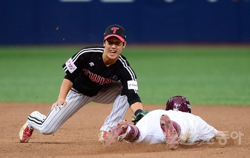 6일 서울 고척스카이돔에서 ‘2019 신한은행 MY CAR KBO 포스트시즌’ LG 트윈스와 키움 히어로즈의 경기가 열렸다. 키움 김하성(오른쪽)이 5회말 2사 1루에서 2루 도루를 시도했으나 태그아웃당하고 있다. 고척｜김진환 기자 kwangshin00@donga.com