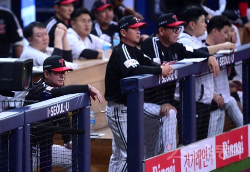 6일 서울 고척스카이돔에서 ‘2019 신한은행 MY CAR KBO 포스트시즌’ LG 트윈스와 키움 히어로즈의 준플레이오프 1차전이 열렸다. LG 류중일 감독(맨 왼쪽)이 경기를 바라보고 있다. 고척|김종원 기자 won@donga.com