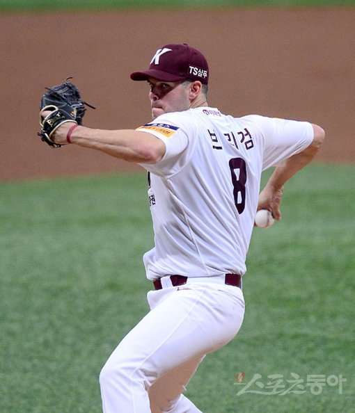 6일 서울 고척스카이돔에서 ‘2019 신한은행 MY CAR KBO 포스트시즌’ LG 트윈스와 키움 히어로즈의 준플레이오프 1차전이 열렸다. 선발 투수로 등판한 키움 브리검이 역투하고 있다. 고척｜김종원 기자 won@donga.com