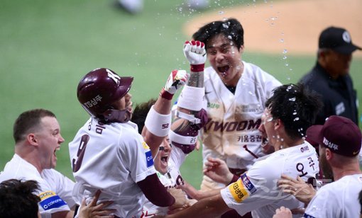 6일 서울 고척스카이돔에서 ‘2019 신한은행 MY CAR KBO 포스트시즌’ LG 트윈스와 키움 히어로즈의 준플레이오프
 1차전이 열렸다. 9회말 무사 키움 박병호가 끝내기 중월 솔로 홈런을 날리고 그라운드를 돌아 홈인해 환호하고 있다. 고척｜김종원 기자 won@donga.com