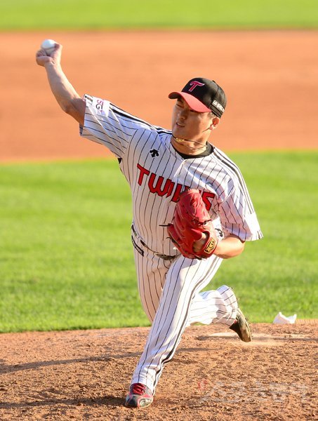 9일 서울 잠실야구장에서 ‘2019 신한은행 MY CAR KBO 포스트시즌’ 키움 히어로즈와 LG 트윈스의 준플레이오프 3차전이 열렸다. 9회초 등판해 1이닝을 무실점으로 막으며 4-2 승리를 지킨 LG 고우석이 역투하고 있다. 잠실|김종원 기자 won@donga.com