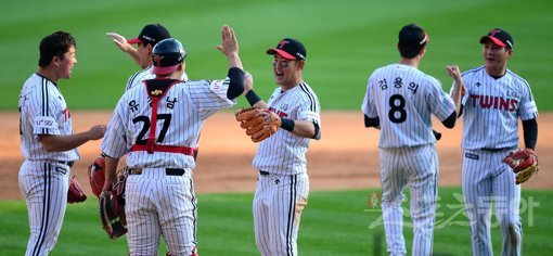 9일 서울 잠실야구장에서 ‘2019 신한은행 MY CAR KBO 포스트시즌’ 키움 히어로즈와 LG 트윈스의 준플레이오프 3차전이 열렸다. 4-2 승리를 거둔 후 LG 정주현이 기뻐하고 있다. 잠실|김종원 기자 won@donga.com