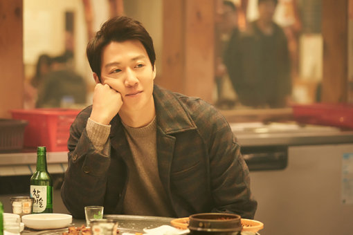 김래원 주연의 영화 ‘가장 보통의 연애’의 한 장면. 공효진과 호흡을 맞춘 그는 30대 남녀의 현실 로맨스를 그려 관객의 호응을 얻고 있다. 사진제공｜NEW