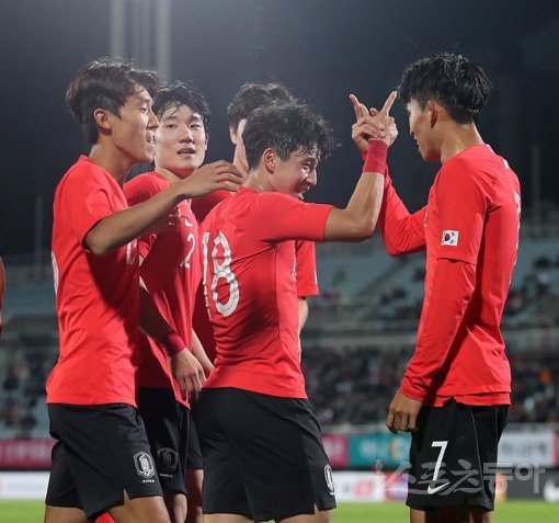 ‘이때까지는 좋았는데….’ 한국 U-22 대표팀 정우영(맨 오른쪽·7번)이 14일 천안종합운동장에서 열린 우즈베키스탄과의 친선경기에서 전반 29분 선제골을 넣은 뒤 동료들과 기뻐하고 있다. U-22 대표팀은 이후 2골을 내주며 1-2로 졌다. 수비 실수가 실점의 빌미가 되는 등 과제를 남겼다. 천안|김진환 기자 kwangshin00@donga.com