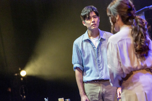 준이치 역을 맡은 김규종(왼쪽)이 마리코(강지혜 분)를 향해 격한 감정을 쏟아내고 있다. 마주보고 있지만 극 중에서 두 사람은 이역만리 떨어져 있는 상황이다. 사진제공｜벨라뮤즈