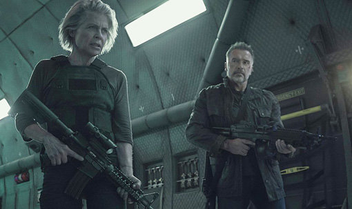 영화 ‘터미네이터:다크 페이트’의 아놀드 슈워제너거(오른쪽)와 린다 해밀턴. 사진제공|월트 디즈니 컴퍼니 코리아