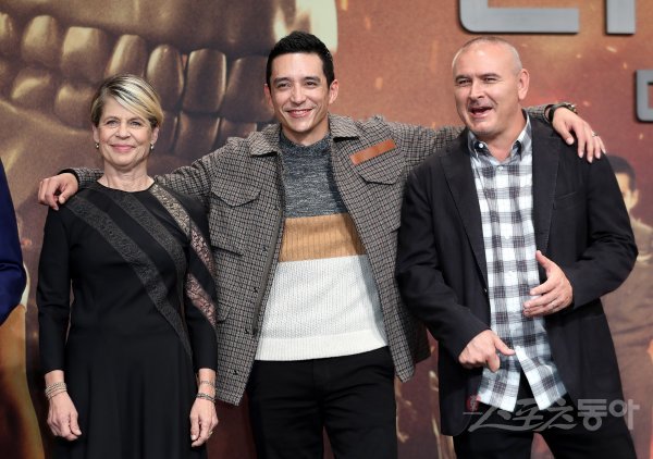 배우 린다 해밀턴과 가브리엘 루나, 팀 밀러 감독(왼쪽부터)이 21일 서울 종로구 포시즌스 호텔 서울에서 열린 영화 ‘터미네이터 : 다크 페이트’ 내한 기자회견에서 포즈를 취하고 있다. 김진환 기자 kwangshin00@donga.com