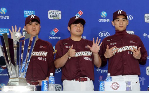 21일 서울 잠실야구장에서 ‘2019 신한은행 MY CAR KBO 포스트시즌’ 한국시리즈 미디어데이가 열렸다. 키움 장정석 감독과 이지영, 이정후(왼쪽부터)가 트로피를 앞에 두고 포즈를 취하고 있다. 잠실 | 김진환 기자 kwangshin00@donga.com