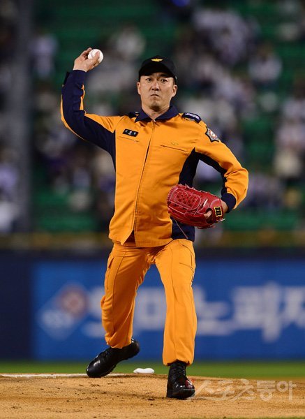 22일 서울 잠실야구장에서 ‘2019 신한은행 MY CAR KBO 포스트시즌’ 한국시리즈 1차전 키움 히어로즈와 두산 베어스의 경기가 열렸다. 경기 전 열린 공식 시구행사에서 임채정 소방장이 힘차게 공을 던지고 있다. 잠실｜김진환 기자 kwangshin00@donga.com