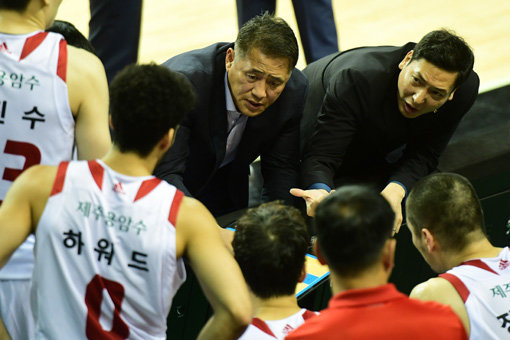 오리온 추일승 감독(가운데). 사진제공｜KBL