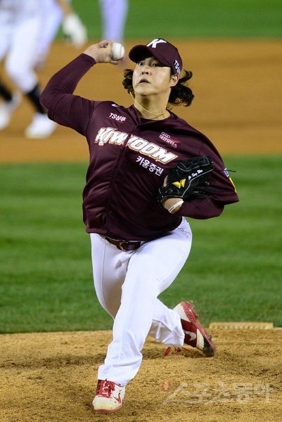 23일 서울 잠실야구장에서 ‘2019 신한은행 MY CAR KBO 포스트시즌‘ 키움 히어로즈와 두산 베어스의 한국시리즈 2차전이 열렸다. 6회말 교체 등판한 키움 조상우가 역투하고 있다. 잠실｜김종원 기자 won@donga.com