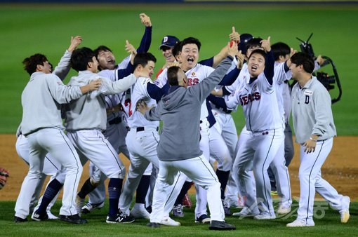 23일 서울 잠실야구장에서 ‘2019 신한은행 MY CAR KBO 포스트시즌’ 키움 히어로즈와 두산 베어스의 한국시리즈 2차전이 열렸다. 9회말 1사 2루 두산 박건우가 끝내기 안타를 친 후 팀 동료들과 기뻐하고 있다. 잠실|김종원 기자 won@donga.com
