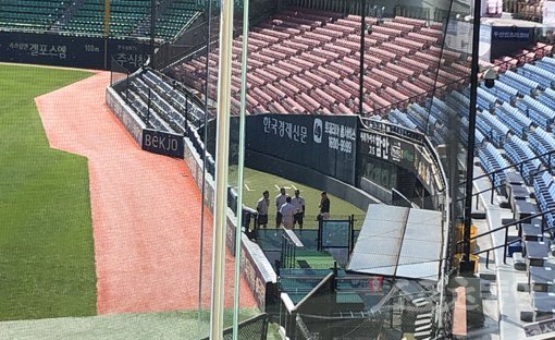 24일 잠실구장에서 두산 베어스 선수단이 훈련을 진행했다. 외국인투수 세스 후랭코프와 코칭스태프가 훈련에 앞서 대화를 나누고 있다. 잠실｜강산 기자 posterboy@donga.com