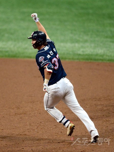 25일 서울 고척스카이돔에서 ‘2019 신한은행 MY CAR KBO 포스트시즌‘ 두산 베어스와 키움 히어로즈의 한국시리즈 3차전이 열렸다. 3회초 무사 3루 두산 박건우가 좌월 투런 홈런을 날리고 그라운드를 돌며  환호하고 있다. 고척｜김종원 기자 won@donga.com