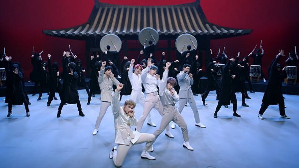 원어스, '가자' 퍼포먼스 MV 공개…흥신흥왕 깜짝 선물｜스포츠동아