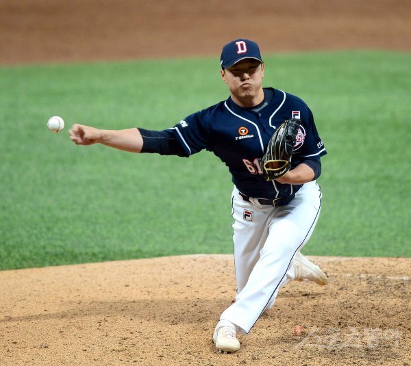 26일 서울 고척스카이돔에서 ‘2019 신한은행 MY CAR KBO 포스트시즌‘ 두산 베어스와 키움 히어로즈의 한국시리즈 4차전이 열렸다. 두산 최원준. 고척 | 김종원 기자 won@donga.com