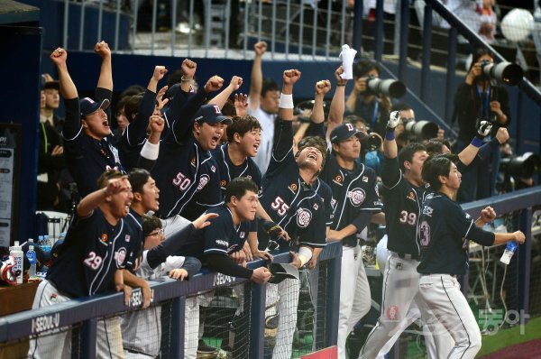 26일 서울 고척스카이돔에서 \'2019 신한은행 MY CAR KBO 포스트시즌\' 두산 베어스와 키움 히어로즈의 한국시리즈 4차전이 열렸다. 연장 10회초 2사 3루 두산 오재일이 역전 1타점 우전 2루를 치자 더그아웃의 선수들이 환호하고 있다. 고척 | 김종원 기자 won@donga.com