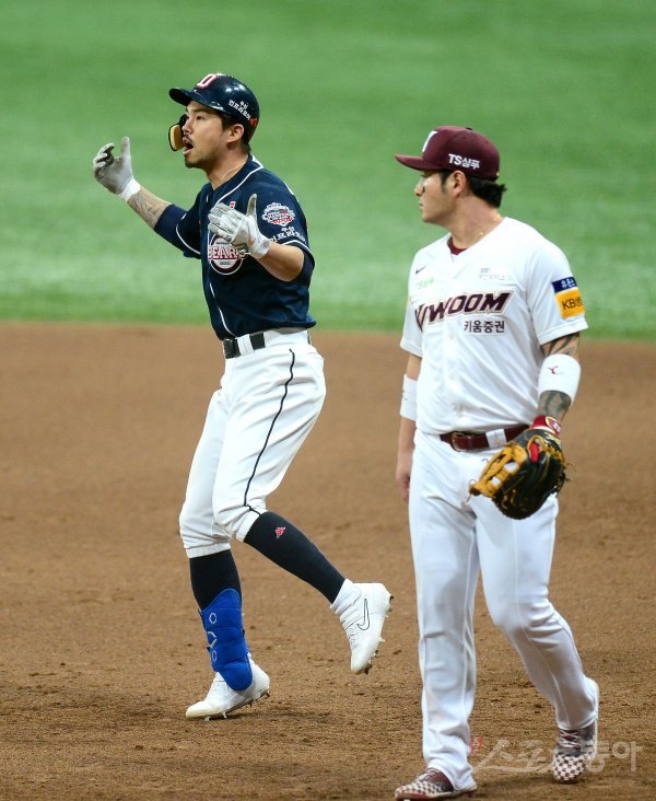 26일 서울 고척스카이돔에서 ‘2019 신한은행 MY CAR KBO 포스트시즌‘ 두산 베어스와 키움 히어로즈의 한국시리즈 4차전이 열렸다. 5회초 2사 만루 두산 오재원이 역전 2타점 적시타를 치고 1루에서 환호하고 있다. 고척 | 김종원 기자 won@donga.com