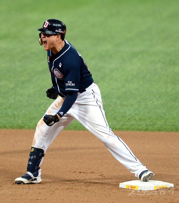 26일 서울 고척스카이돔에서 ‘2019 신한은행 MY CAR KBO 포스트시즌‘ 두산 베어스와 키움 히어로즈의 한국시리즈 4차전이 열렸다. 연장 10회초 2사 3루 두산 오재일이 역전 1타점 우전 2루를 치고 2루에서 환호하고 있다. 고척 | 김종원 기자 won@donga.com