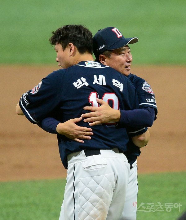 26일 서울 고척스카이돔에서 ‘2019 신한은행 MY CAR KBO 포스트시즌‘ 두산 베어스와 키움 히어로즈의 한국시리즈 4차전이 열렸다. 두산이 11-9 역전승을 거두며 시리즈 전적 4승 무패로 통합우승을 차지했다. 김태형 감독과 박세혁이 포웅을 하고 있다. 고척 | 김종원 기자 won@donga.com