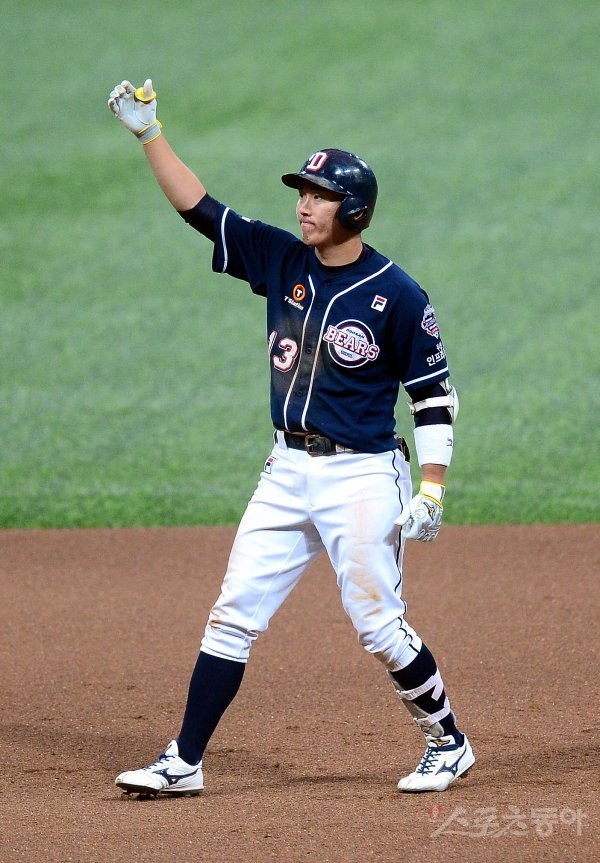 26일 서울 고척스카이돔에서 ‘2019 신한은행 MY CAR KBO 포스트시즌‘ 두산 베어스와 키움 히어로즈의 한국시리즈 4차전이 열렸다. 4회초 2사 1루 두산 허경민이 1타점 2루타를 치고 2루에서 기뻐하고 있다. 고척 | 김종원 기자 won@donga.com