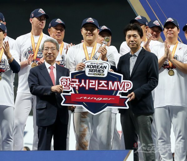 26일 서울 고척스카이돔에서 열린 ‘2019 신한은행 MY CAR KBO 포스트시즌’ 한국시리즈 4차전 두산 베어스와 키움 히어로즈의 경기에서 두산이 연장 접전 끝에 11-9로 승리, 시리즈 전적 4승으로 한국시리즈 여섯 번째 우승과 함께 통산 세 번째 통합 우승을 이뤄냈다. 두산 오재일(가운데)이 한국시리즈 MVP에 선정된 후 정운찬 KBO 총재(왼쪽)을 비롯한 관계자와 기념촬영을 하고 있다. 고척 | 김진환 기자 kwangshin00@donga.com