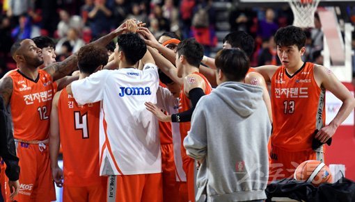 27일 인천 삼산월드체육관에서 열린 ‘2019-2020 현대모비스 프로농구‘ 인천 전자랜드와 원주 DB의 경기에서 전자랜드가 DB에 79-71로 승리한 뒤 선수들이 코트에서 기쁨을 나누고 있다. 인천｜김민성 기자 marineboy@donga.com