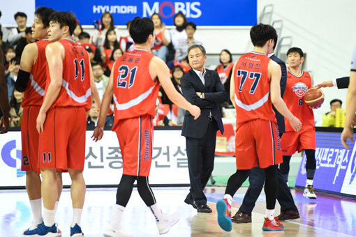 현대모비스 감독 유재학(가운데). 사진제공｜KBL