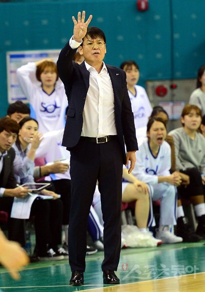 28일 경기도 부천실내체육관에서 열린 ‘하나원큐 2019-2020 여자프로농구‘ 부천 KEB하나은행과 인천 신한은행의 경기에서 신한은행 정상일 감독이 작전을 지시하고 있다. 부천｜김민성 기자 marineboy@donga.com