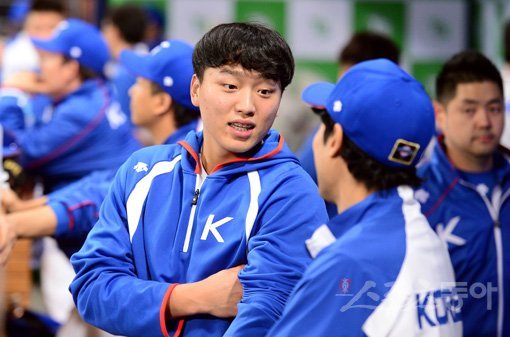 야구대표팀 이승호(왼쪽)가 29일 고척스카이돔에서 열린 상무와의 연습경기에 앞서 덕아웃에서 동료와 이야기를 나누고 있다. 생애 처음으로 태극마크를 단 이승호는 보직에 관계없이 최선을 다하겠다는 각오를 밝혔다. 고척｜김민성 기자