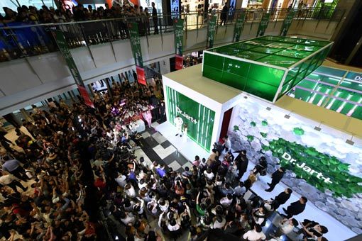 10월 10∼12일 중국 상하이 래플즈 시티 쇼핑 센터에서 열린 닥터자르트 팝업스토어. 글로벌 뷰티 기업이 K-뷰티 브랜드 인수를 통해 아시아 시장 지배력을 높이려고 경쟁하고 있다. 사진제공｜닥터자르트