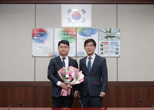 한국마사회 신임임원 임명장 수여식. 오순민 건전화본부장(왼쪽)과 김낙순 한국마사회장.