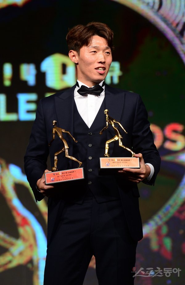 2일 서울 서대문구 홍은동 그랜드힐튼호텔에서 ‘하나원큐 K리그 어워즈 2019’가 열렸다. 

K리그1 MVP 수상자 김보경(울산)이 기념촬영을 하고 있다.  

김종원 기자 won@donga.com