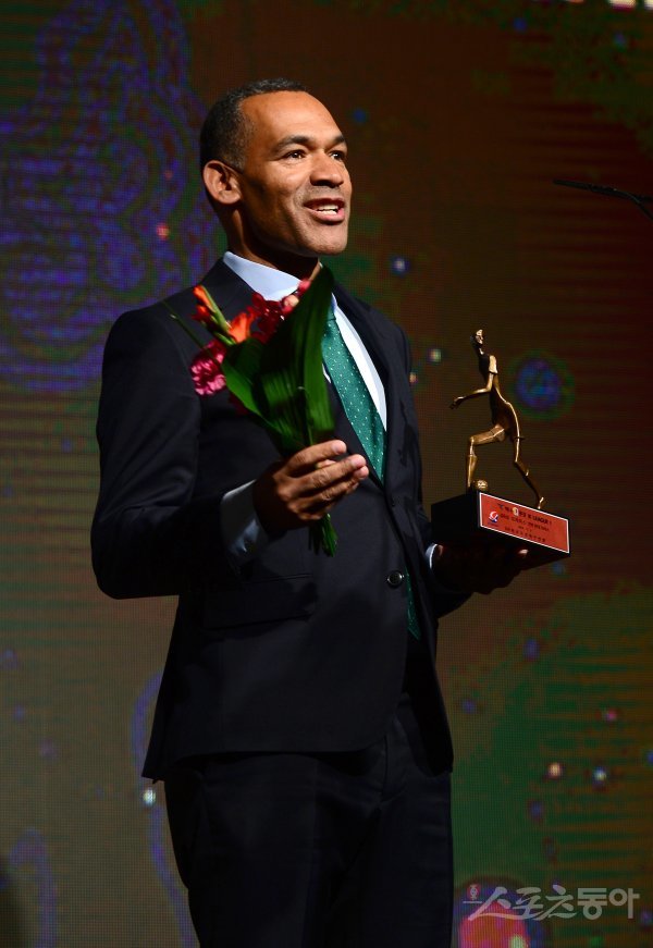 2일 서울 서대문구 홍은동 그랜드힐튼호텔에서 ‘하나원큐 K리그 어워즈 2019’가 열렸다.

K리그1 감독상을 수상한 모라이스(전북) 감독이 소감을 마하고 있다. 

김종원 기자 won@donga.com